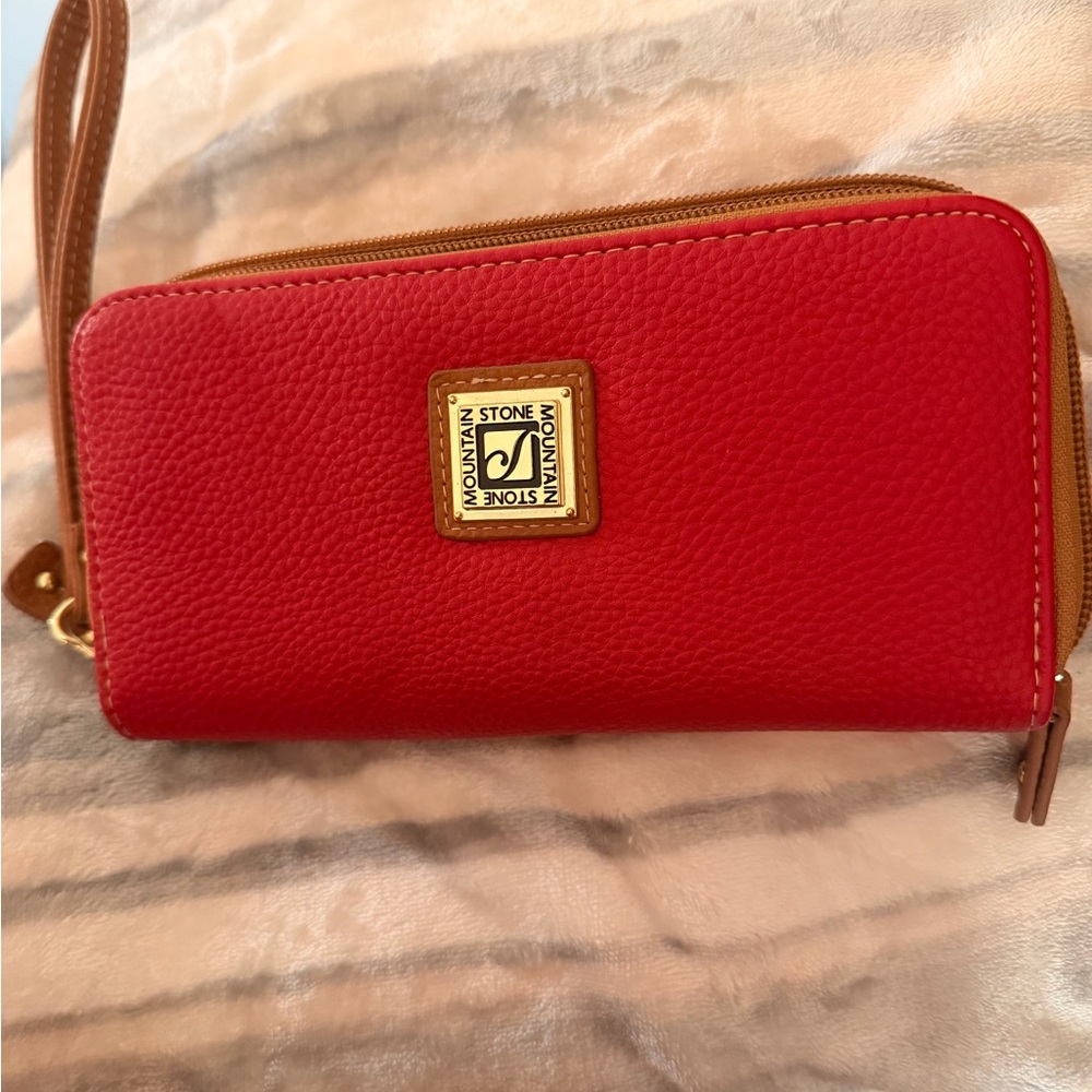 Stone Mountain Accessories Red Pebbled Zip Wallet Wristlet with Tan Trim